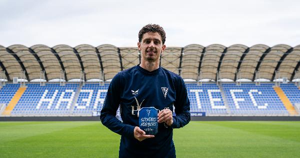 SZENDREI NORBERT ÁTVETTE AZ ELISMERÉST SZENDREI NORBERT ÁTVETTE AZ ELISMERÉST